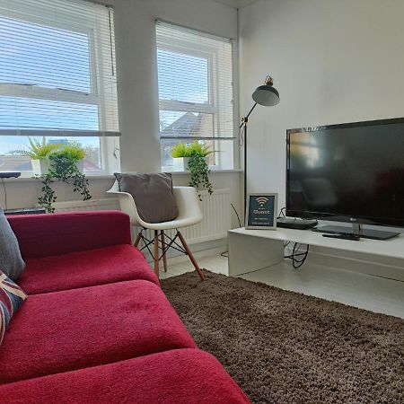2 Bed Functional House Close To Manor Park Train Station London Eksteriør billede