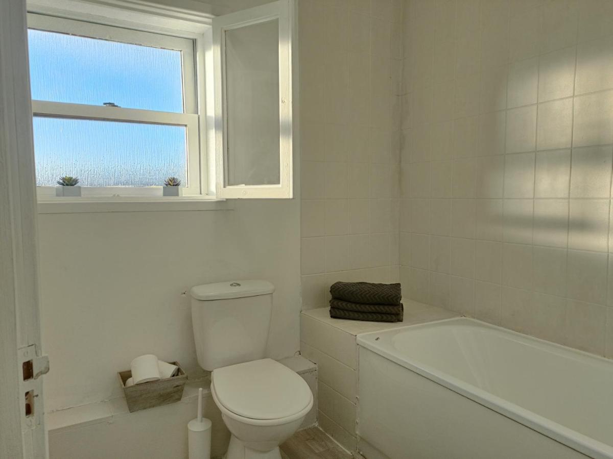 2 Bed Functional House Close To Manor Park Train Station London Eksteriør billede