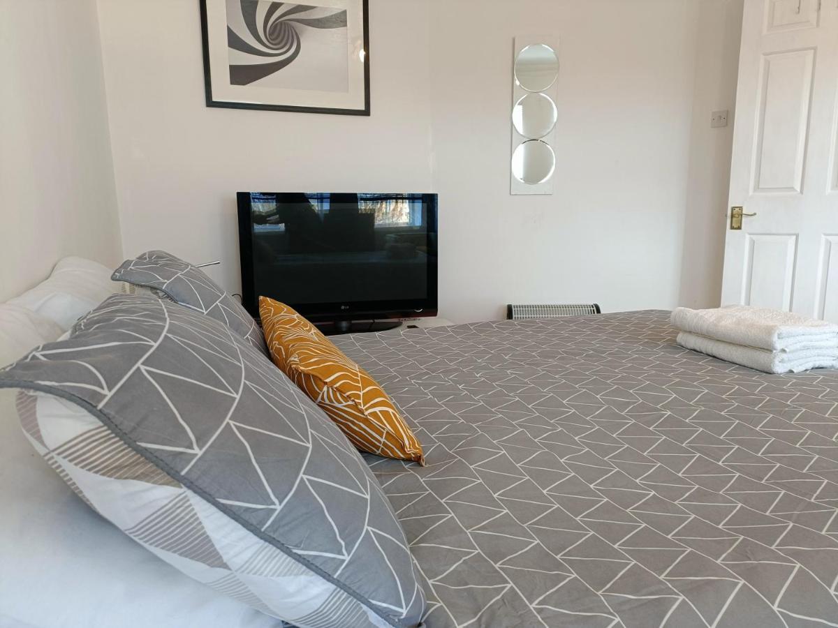 2 Bed Functional House Close To Manor Park Train Station London Eksteriør billede