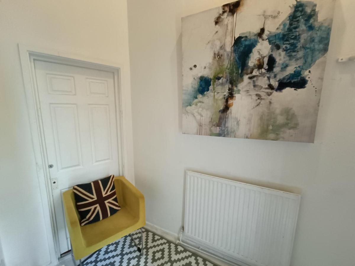 2 Bed Functional House Close To Manor Park Train Station London Eksteriør billede