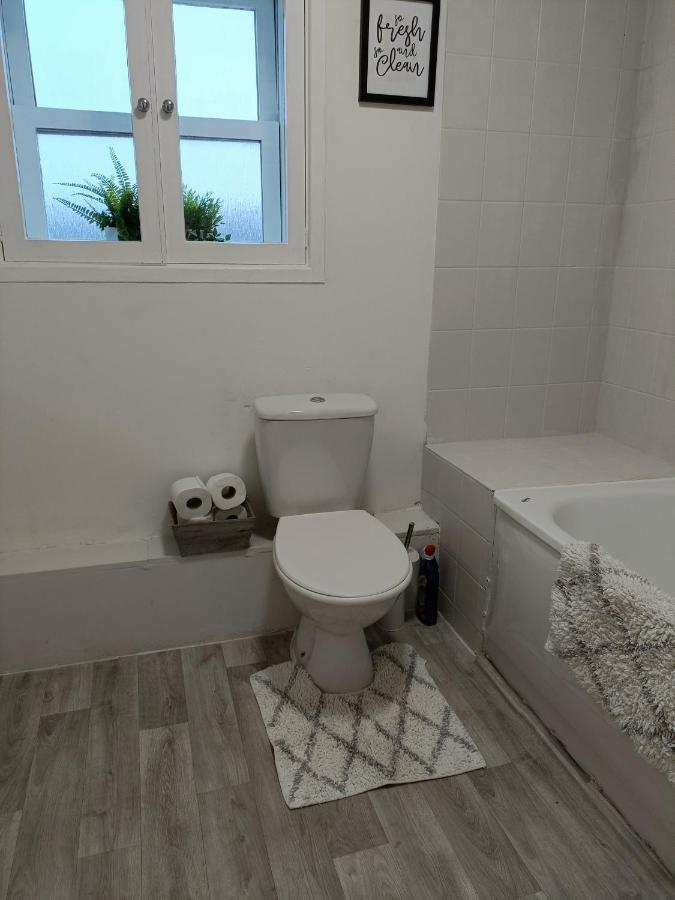 2 Bed Functional House Close To Manor Park Train Station London Eksteriør billede