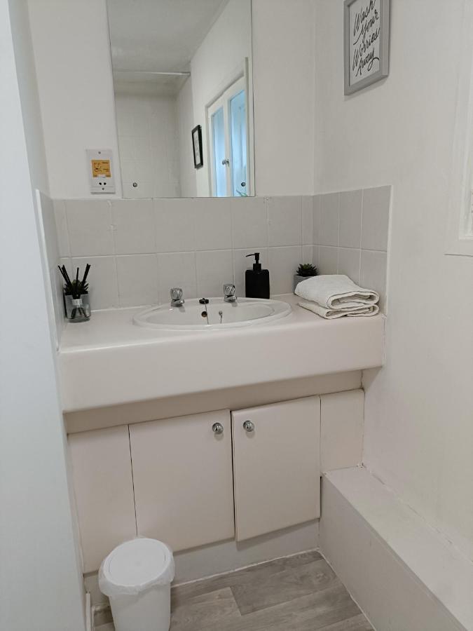 2 Bed Functional House Close To Manor Park Train Station London Eksteriør billede