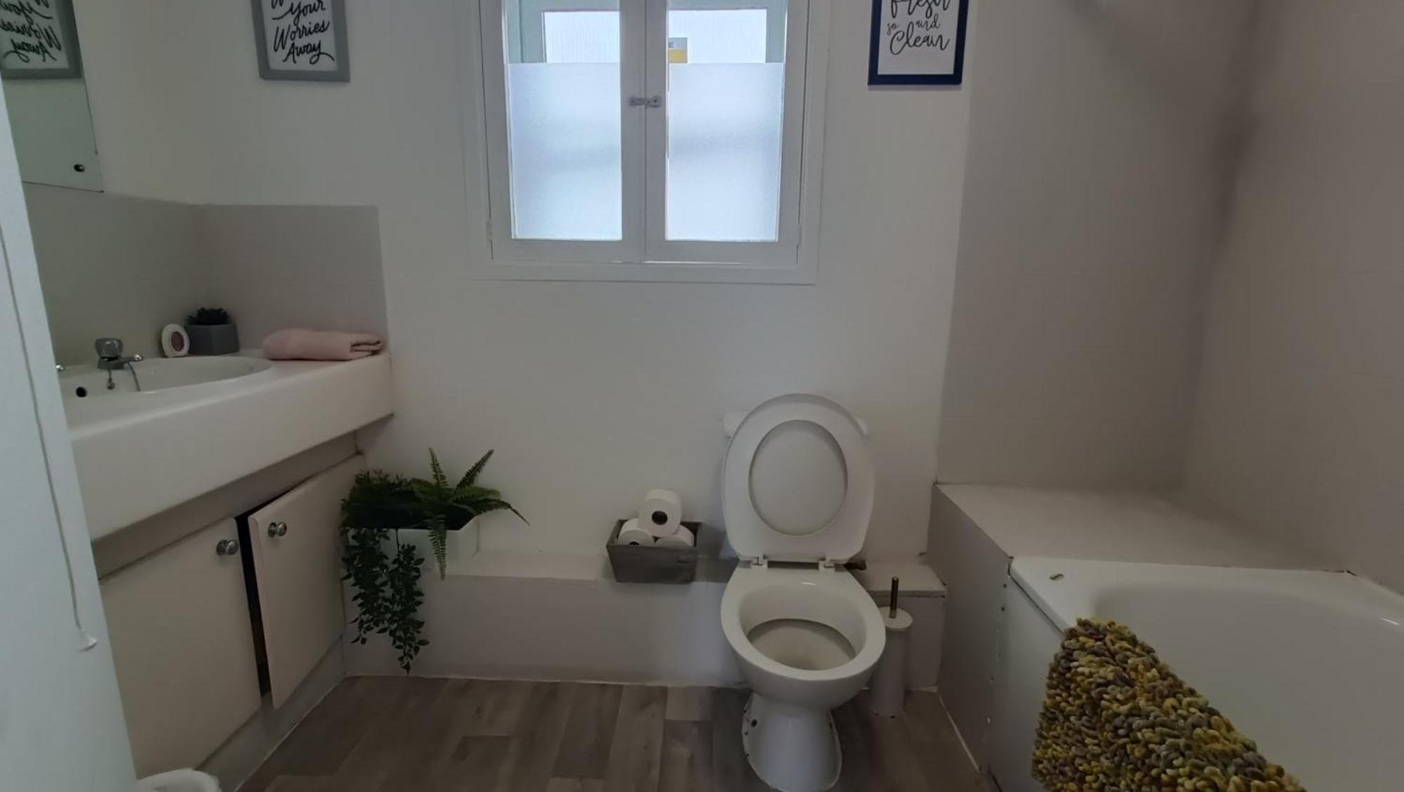 2 Bed Functional House Close To Manor Park Train Station London Eksteriør billede