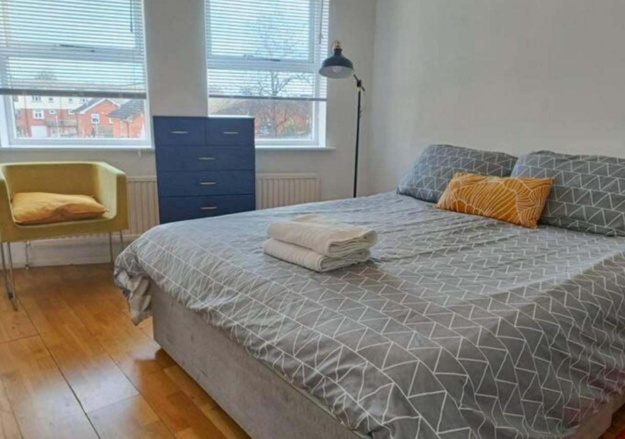 2 Bed Functional House Close To Manor Park Train Station London Eksteriør billede